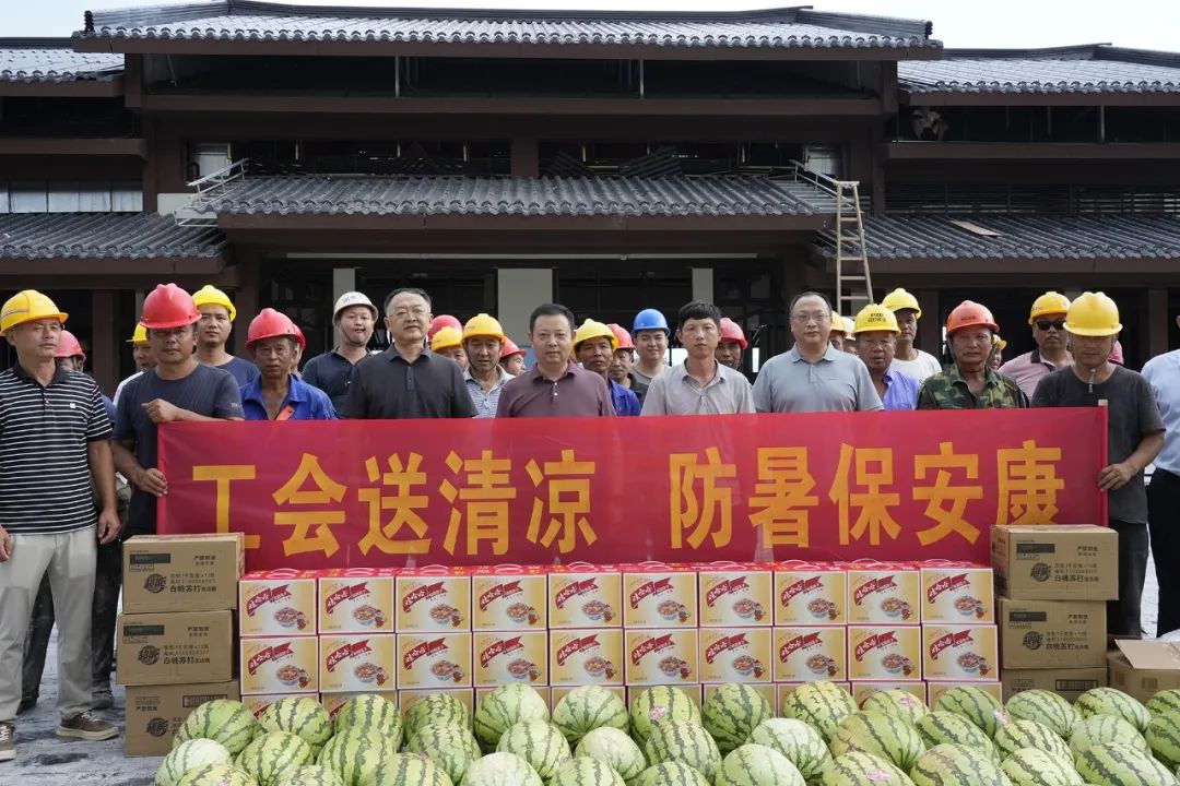 鐘躍波帶隊開展送清涼慰問活動