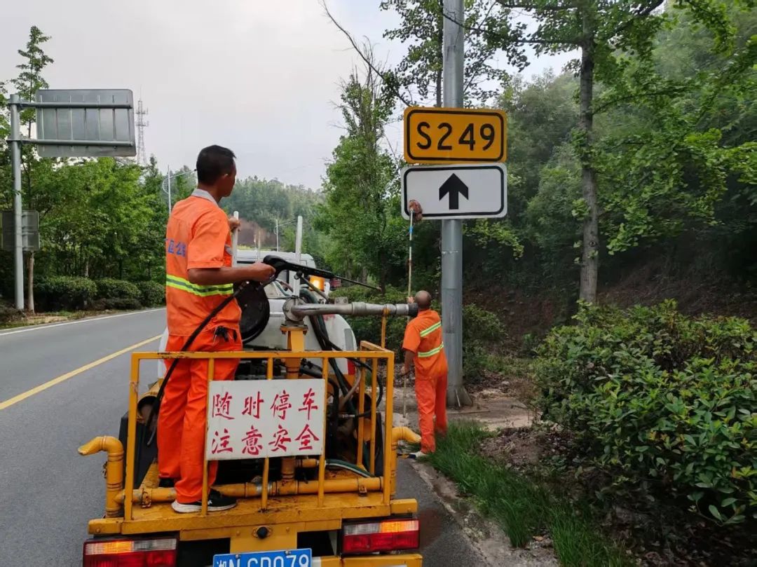 擦亮公路标志牌，提升颜值保安全