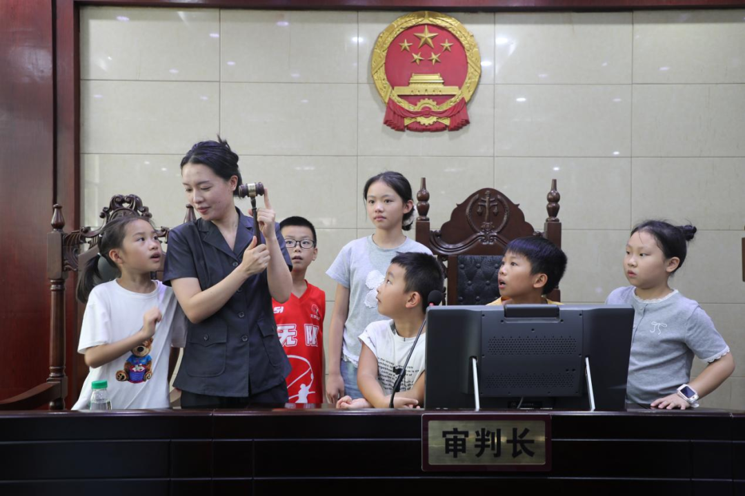 小小访客，探秘正义殿堂