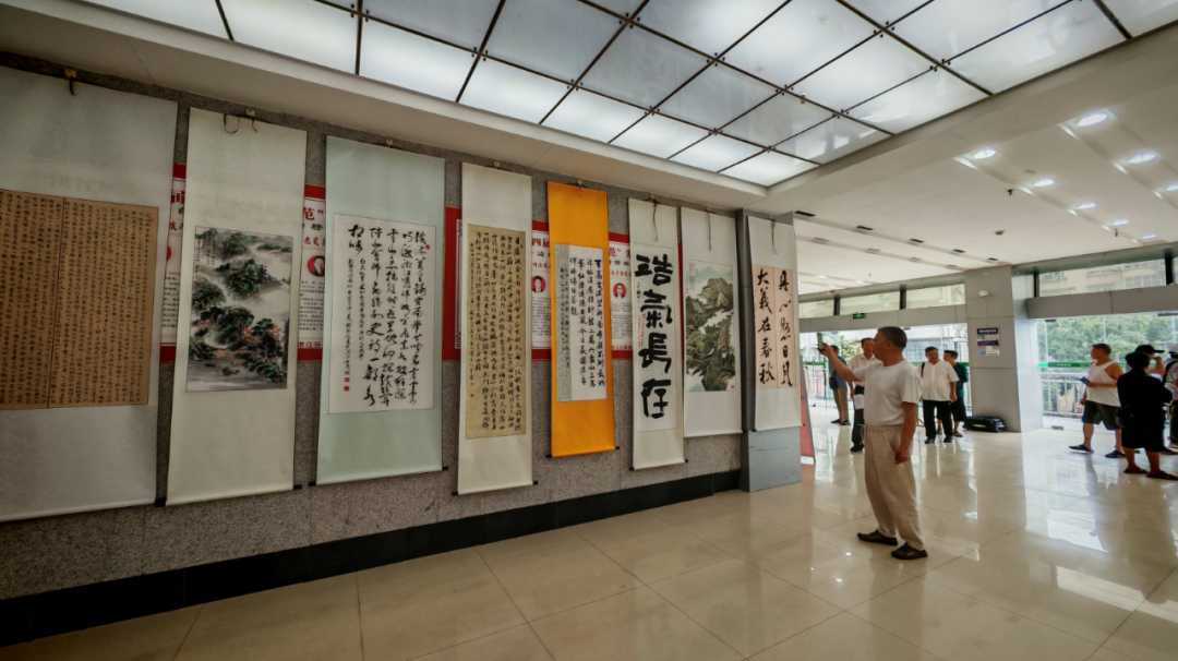 以藝銘史！洪江區(qū)舉辦紀念抗戰(zhàn)勝利80周年 老干部書畫剪紙展