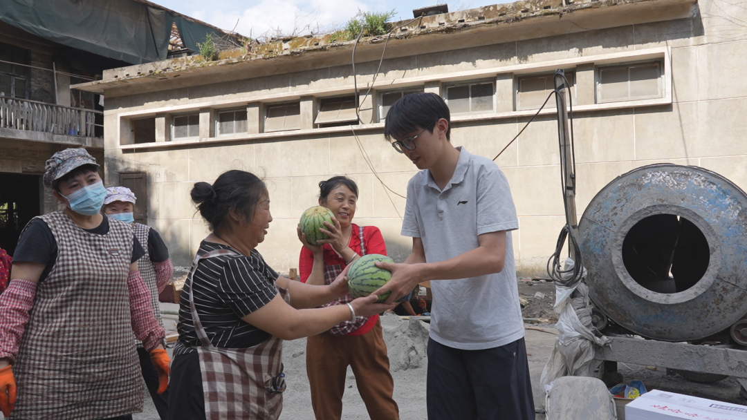 高溫慰問送清涼 安全生產護旅發(fā)