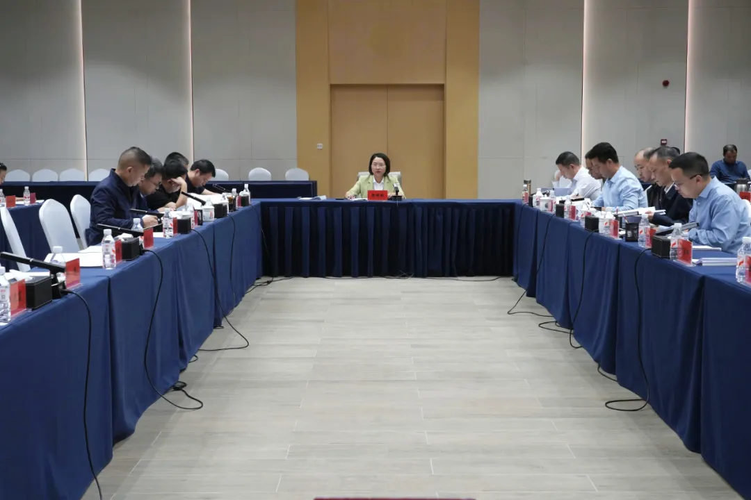 中共洪江区工委理论学习中心组开展2025年第十二次集体（扩大）学习