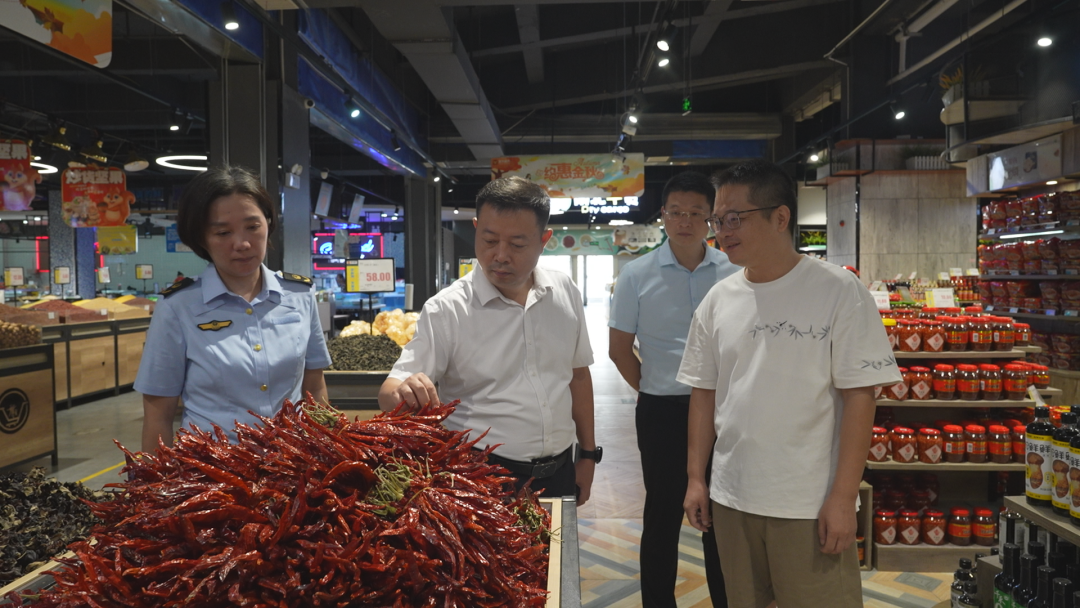 钟跃波到我区部分企业开展市场监管工作专题调研