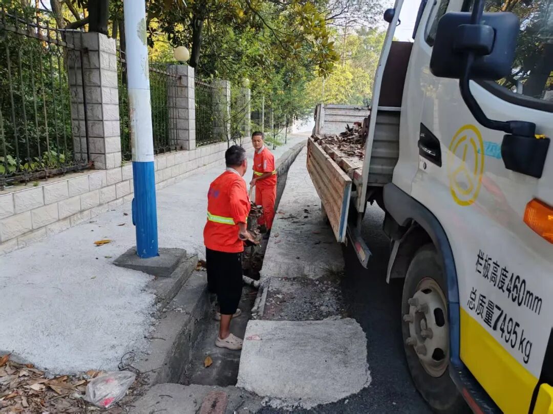 清理边沟除隐患，养好公路保畅通