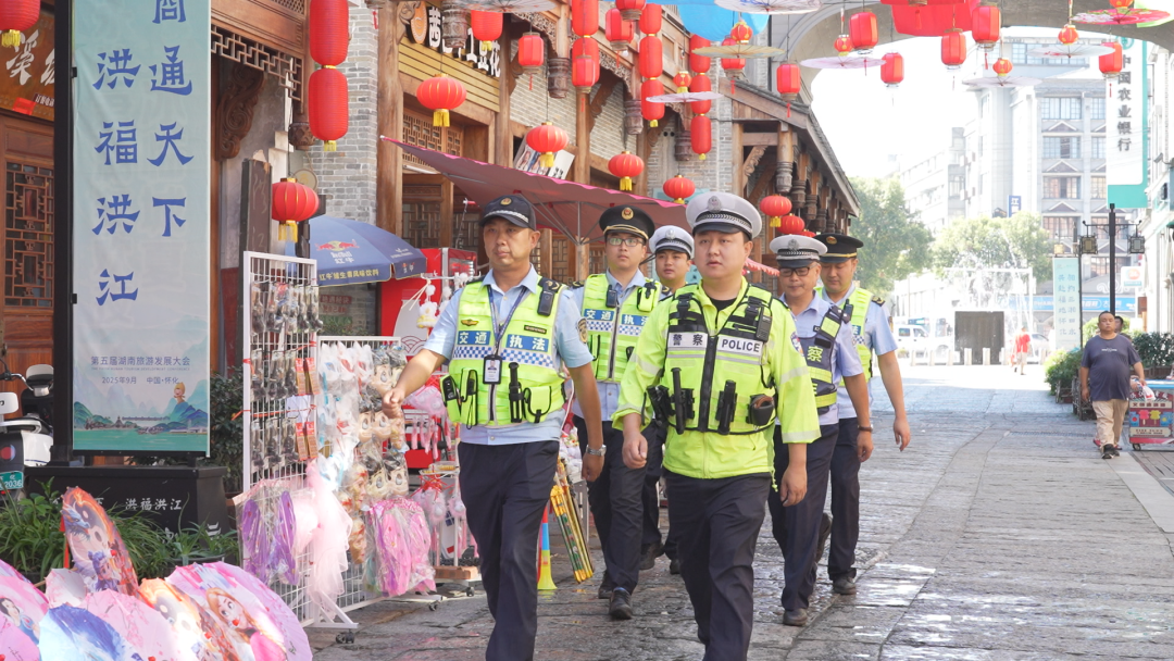 节日“警”相随 护航平安路