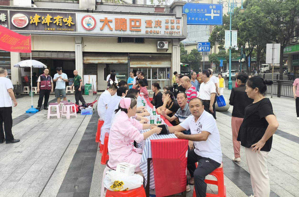 多科室醫(yī)生現(xiàn)場坐診，健康福利送到家！