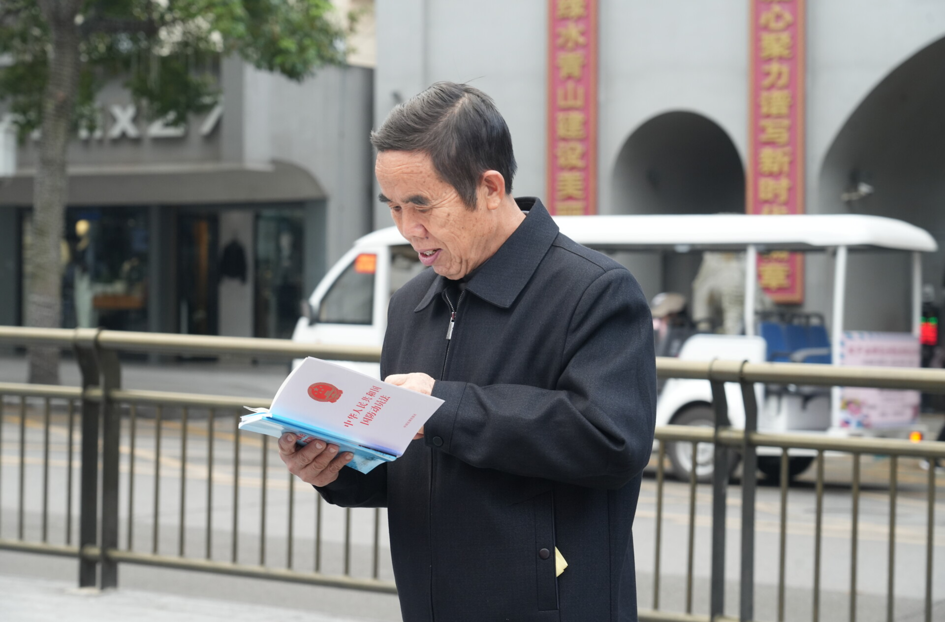 洪江區(qū)開展防空警報試鳴暨國防動員宣教活動