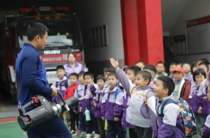 萌娃走进消防队 解锁“火焰蓝”守护密码