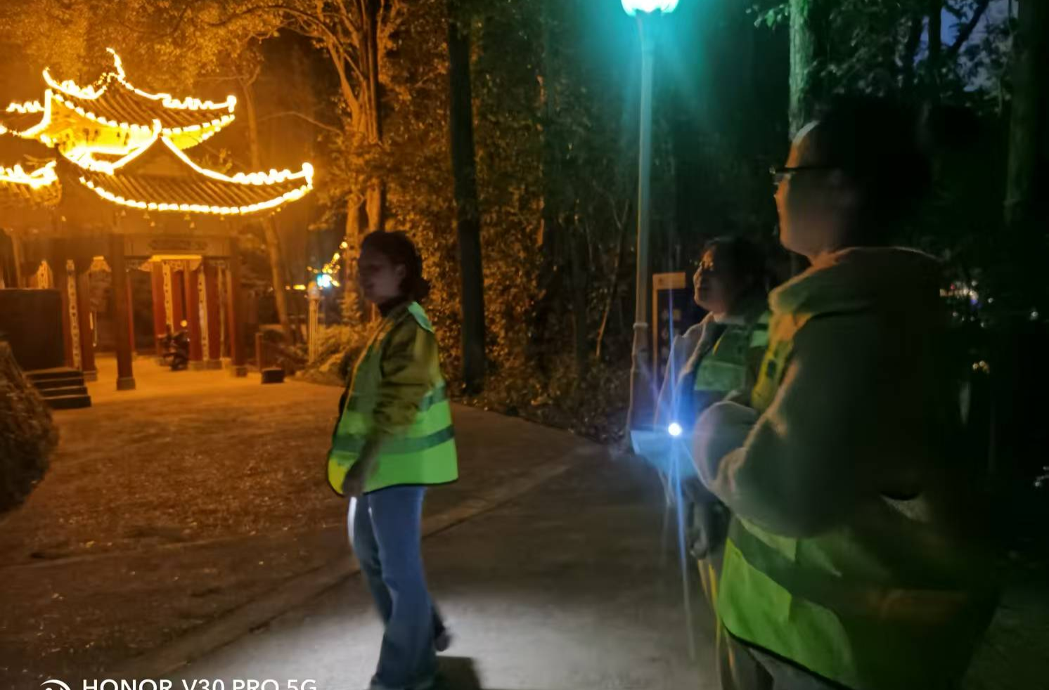 联合夜巡丨点亮夜间“平安灯”
