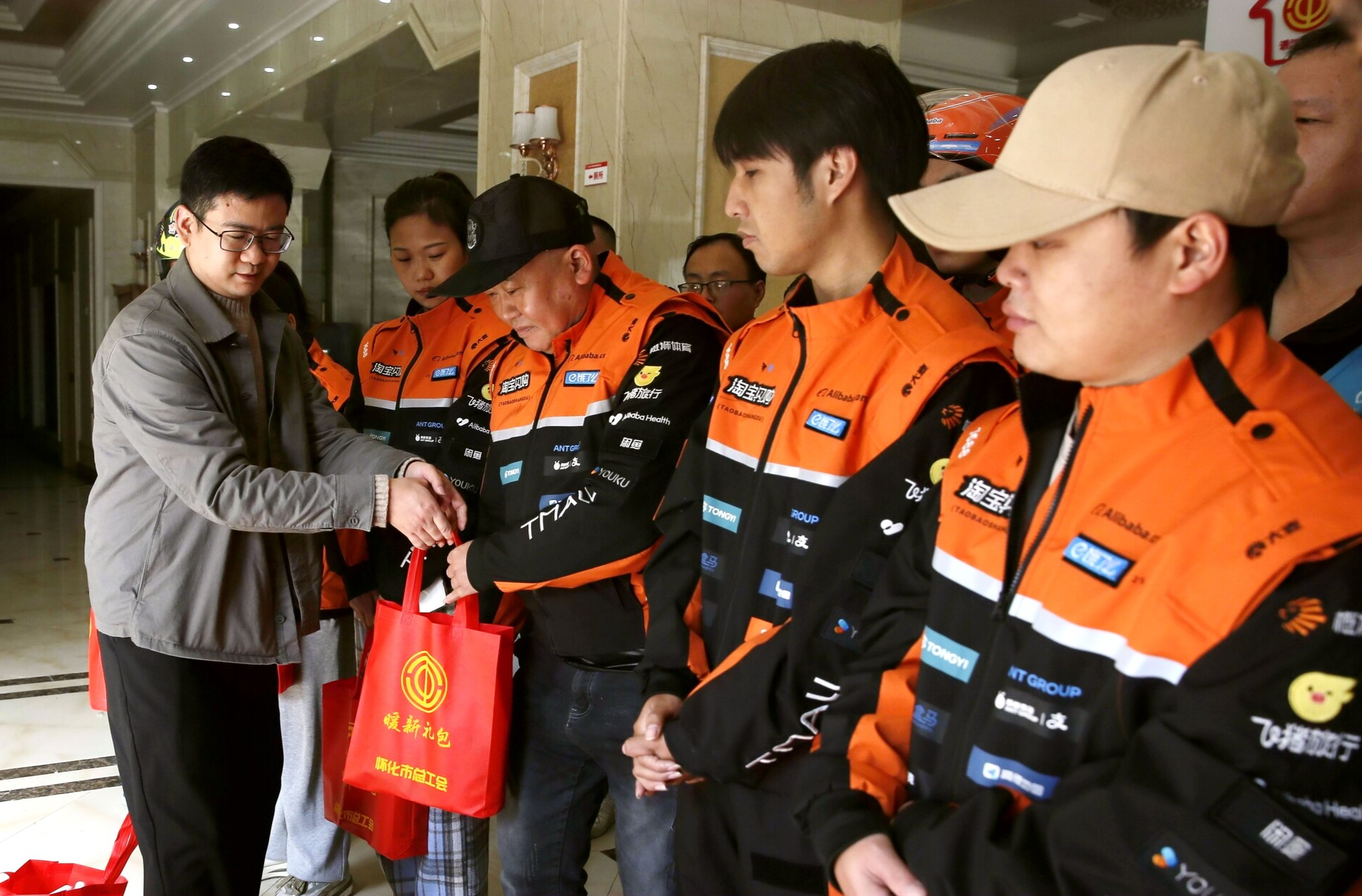 “暖新”更暖心！区总工会为外卖员送上专属礼包
