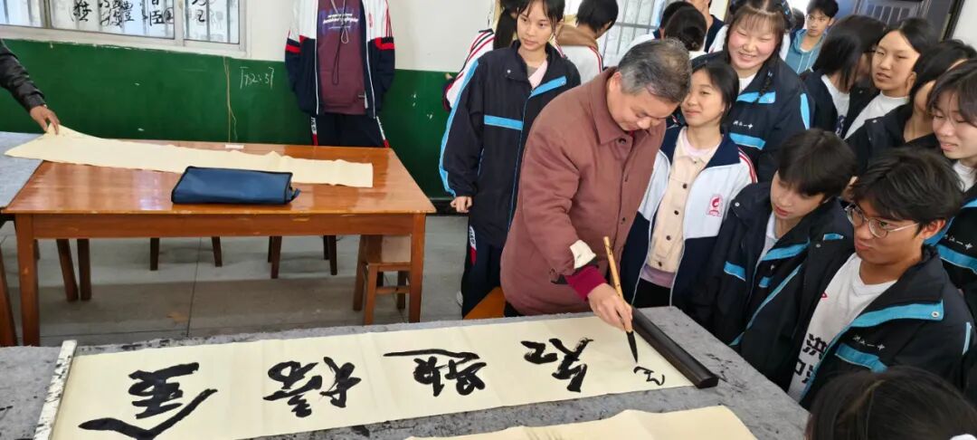 从 “培根铸魂” 到 “高考必胜”，笔尖藏着最深的期许