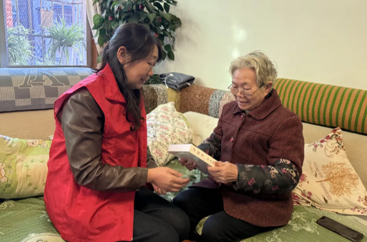 送学上门＋暖心关怀：让老党员不掉队
