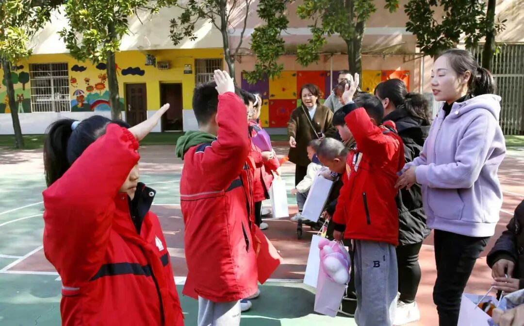 爱心暖童心 相伴共成长