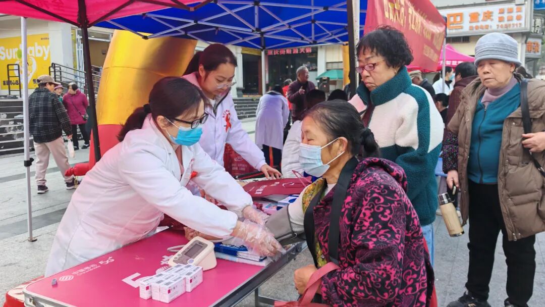 洪江区开展“世界艾滋病日”主题宣传活动