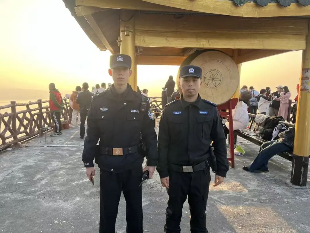 您在山中看云海，警在景中护平安