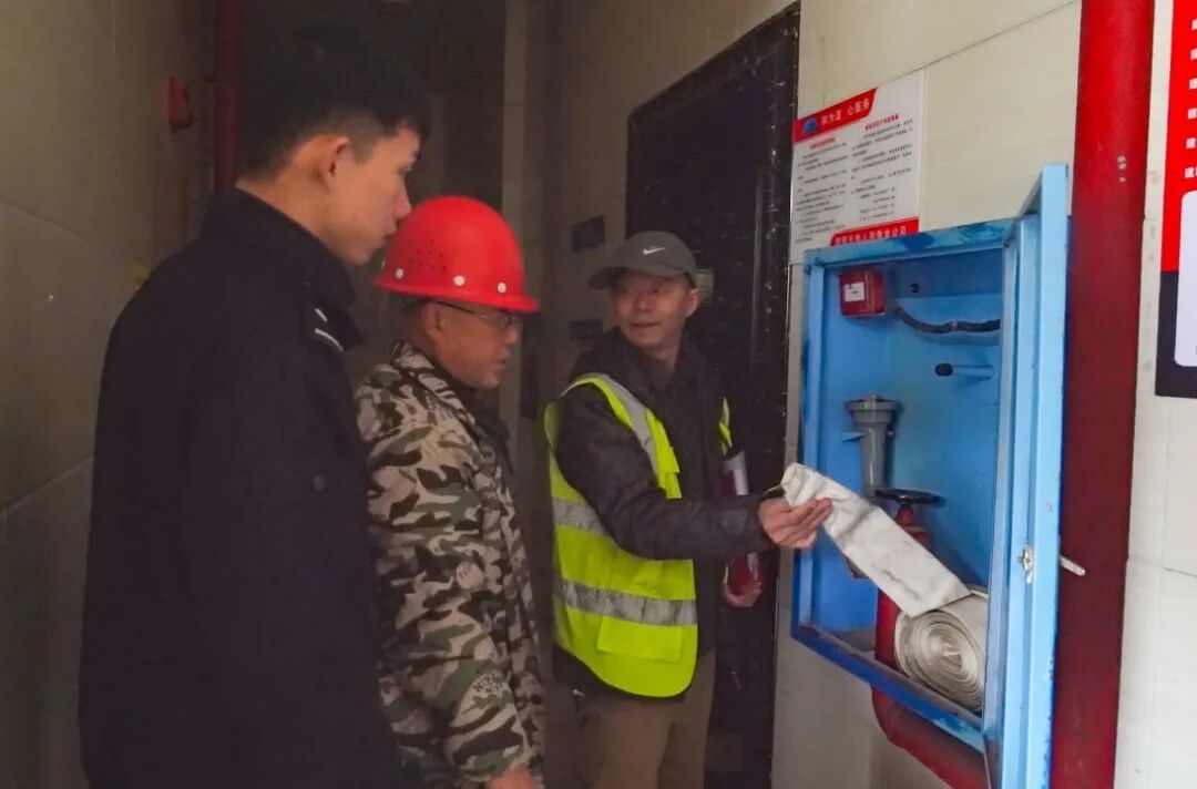 联合排查，织密织牢居民“安全防护网”