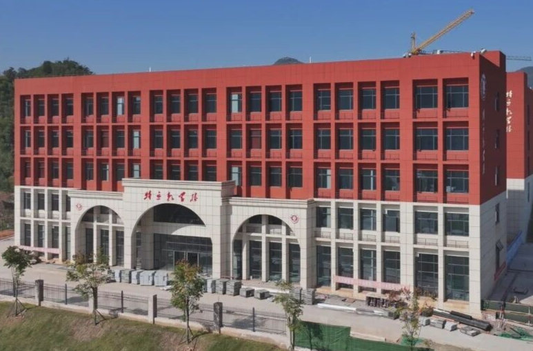 洪江一中新校区主体施工已全部完成，明年9月正式投入使用