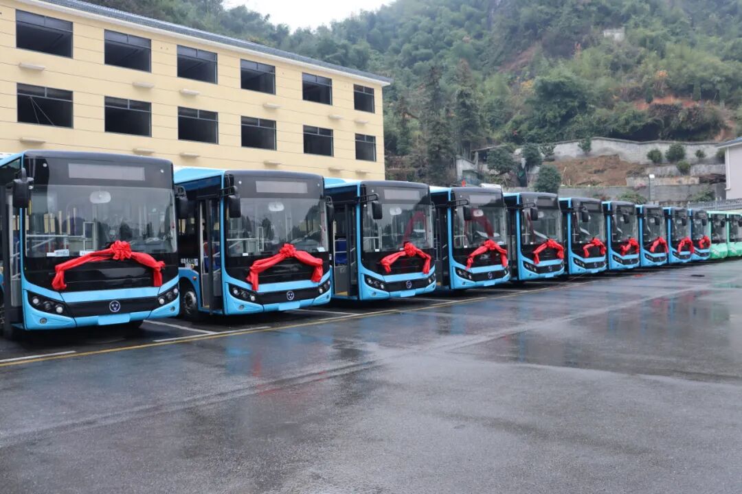 洪江区10台全新纯电动公交车完成交付