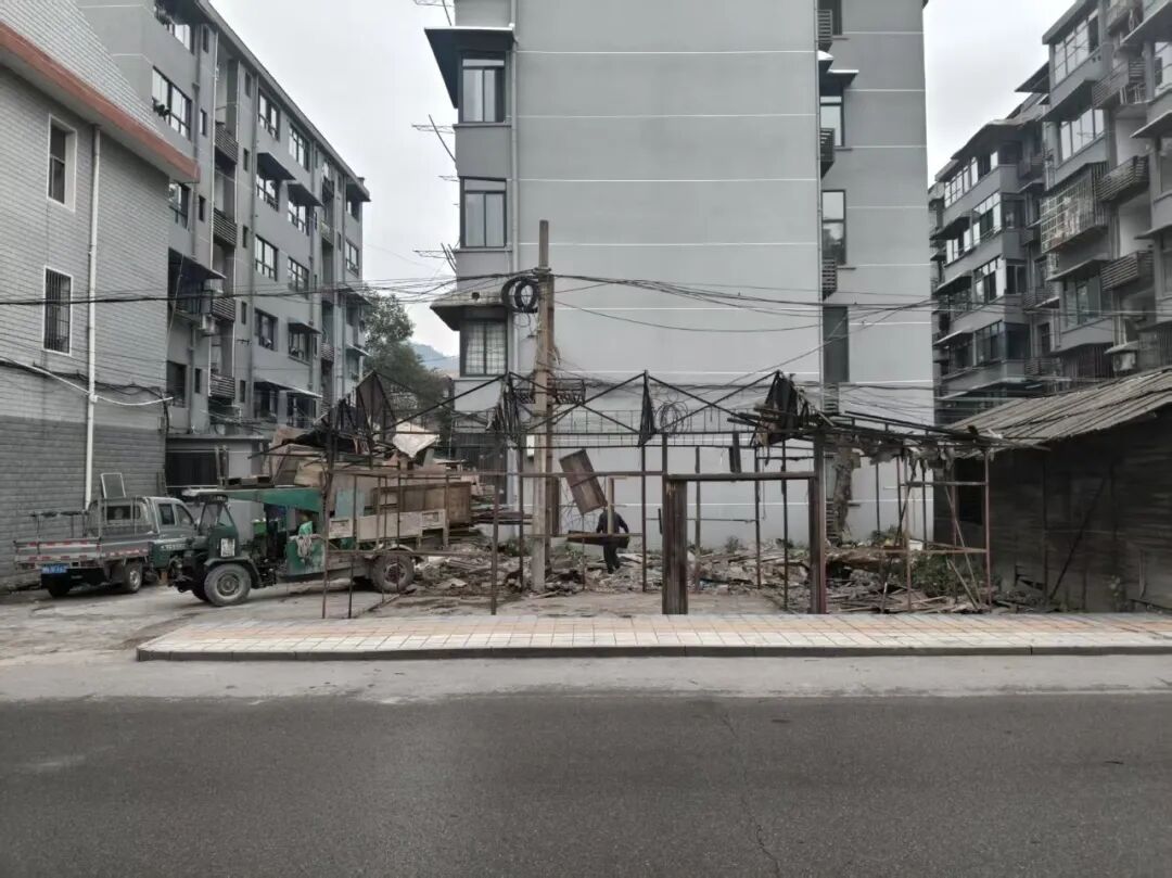 点赞！一处违章建筑被顺利拆除