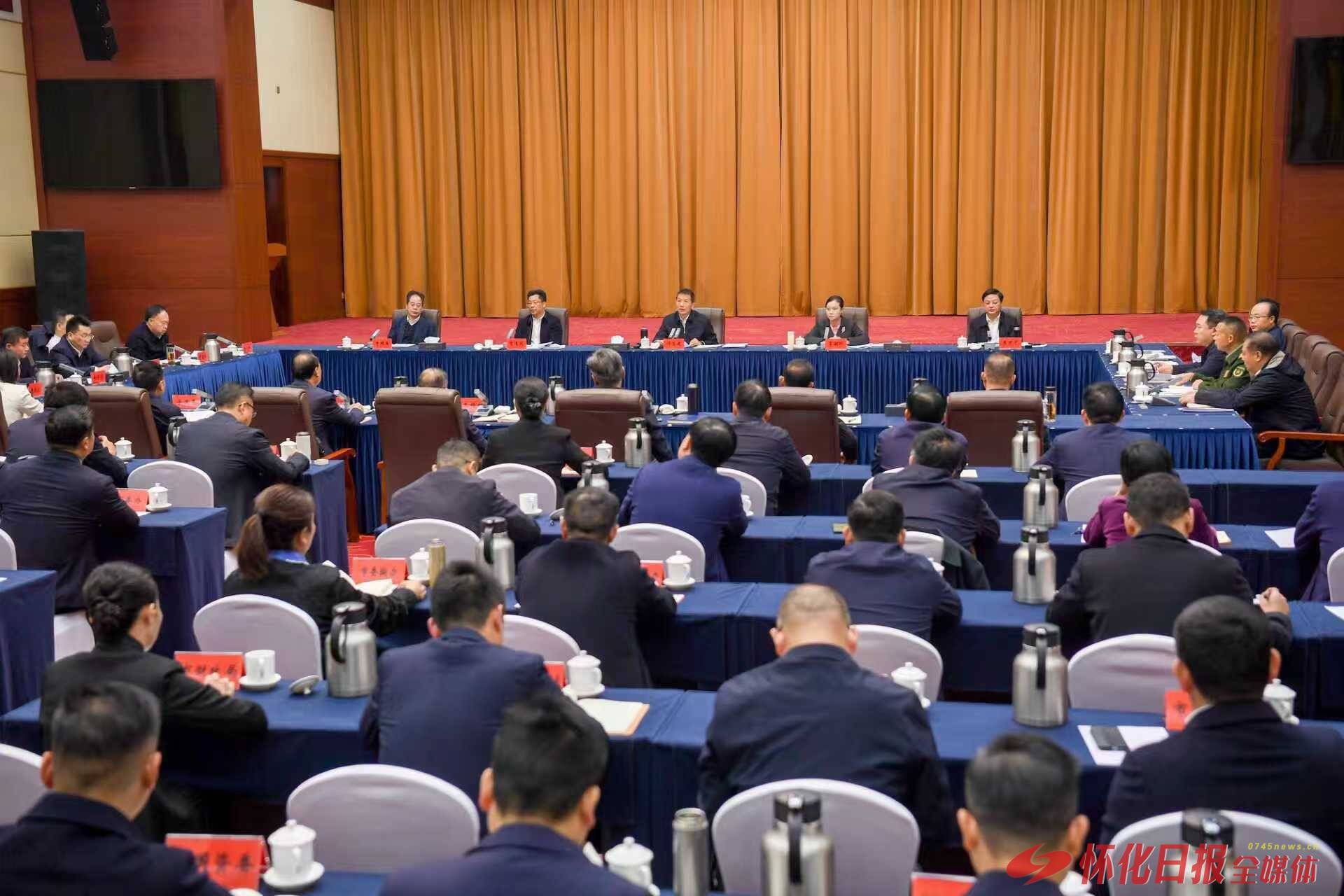 许忠建主持市委理论学习中心组集体学习