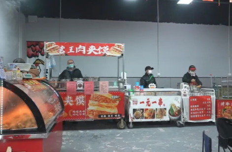 暖心执法，为流动摊贩抱团“安家”