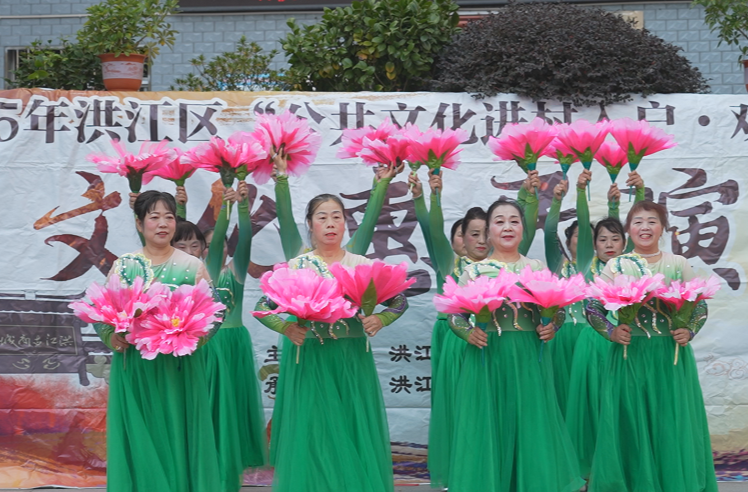 演出入户添喜庆 文化惠民暖桃李