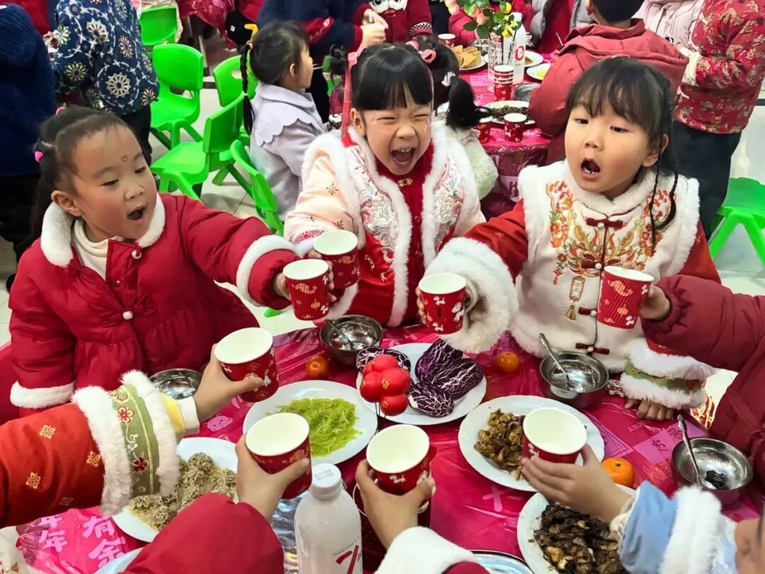 来，我们一起为新年干杯！