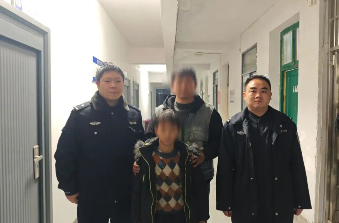 有 “警” 無險！民警助走失男孩平安回家