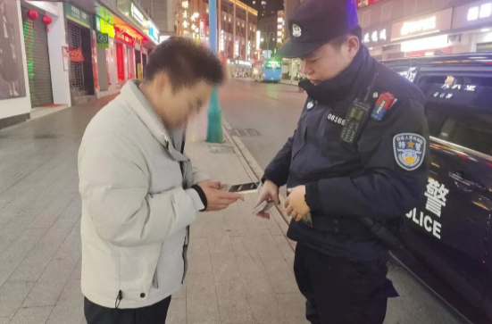 民警巡邏拾手機，及時歸還解民憂