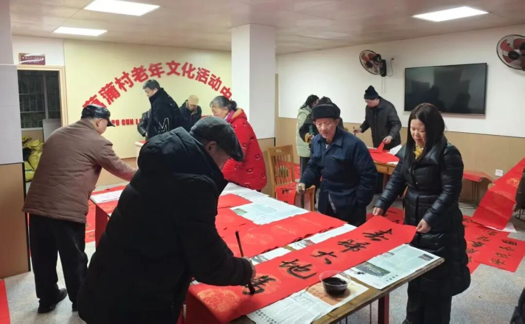 翰墨飄香迎新春 春聯(lián)送福暖人心