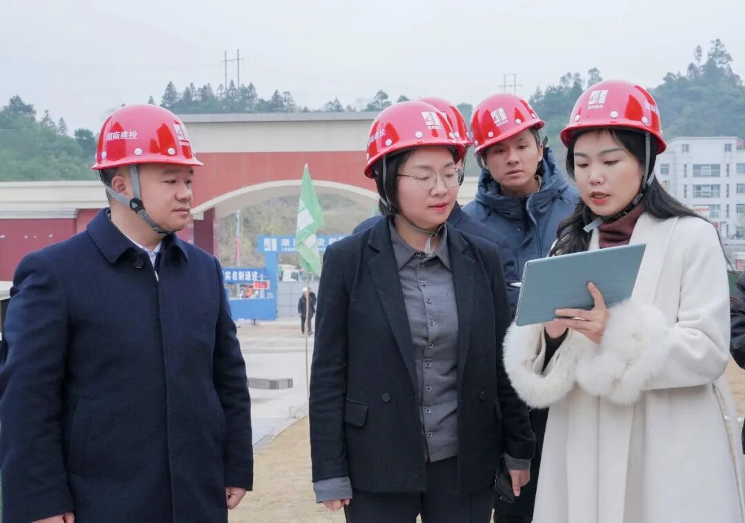 楊健桃：高標(biāo)準(zhǔn)建設(shè)現(xiàn)代化校園奮力開創(chuàng)全區(qū)教育事業(yè)高質(zhì)量發(fā)展新局面