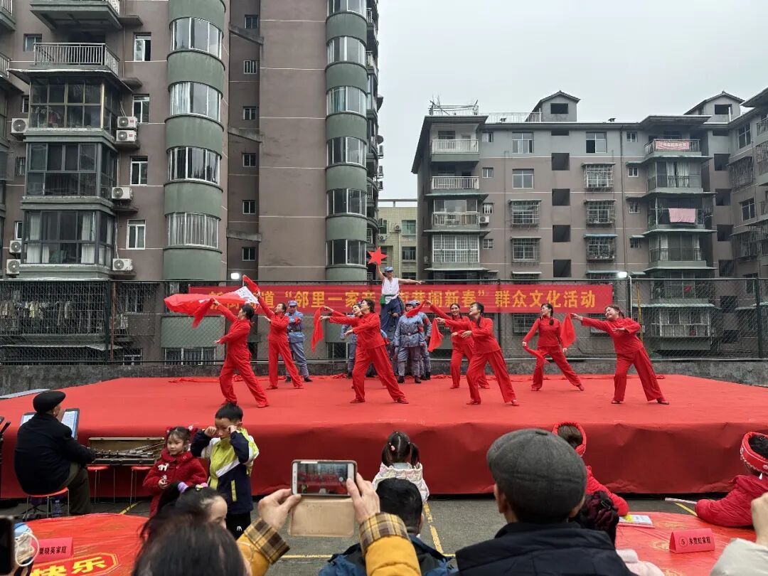 邻里一家亲，街巷闹新春