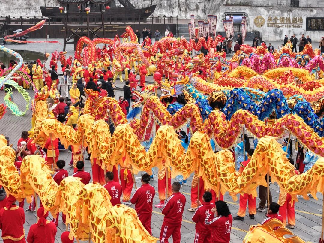湖南洪江古商城：龙狮踏街年味浓 巡游展演续华章