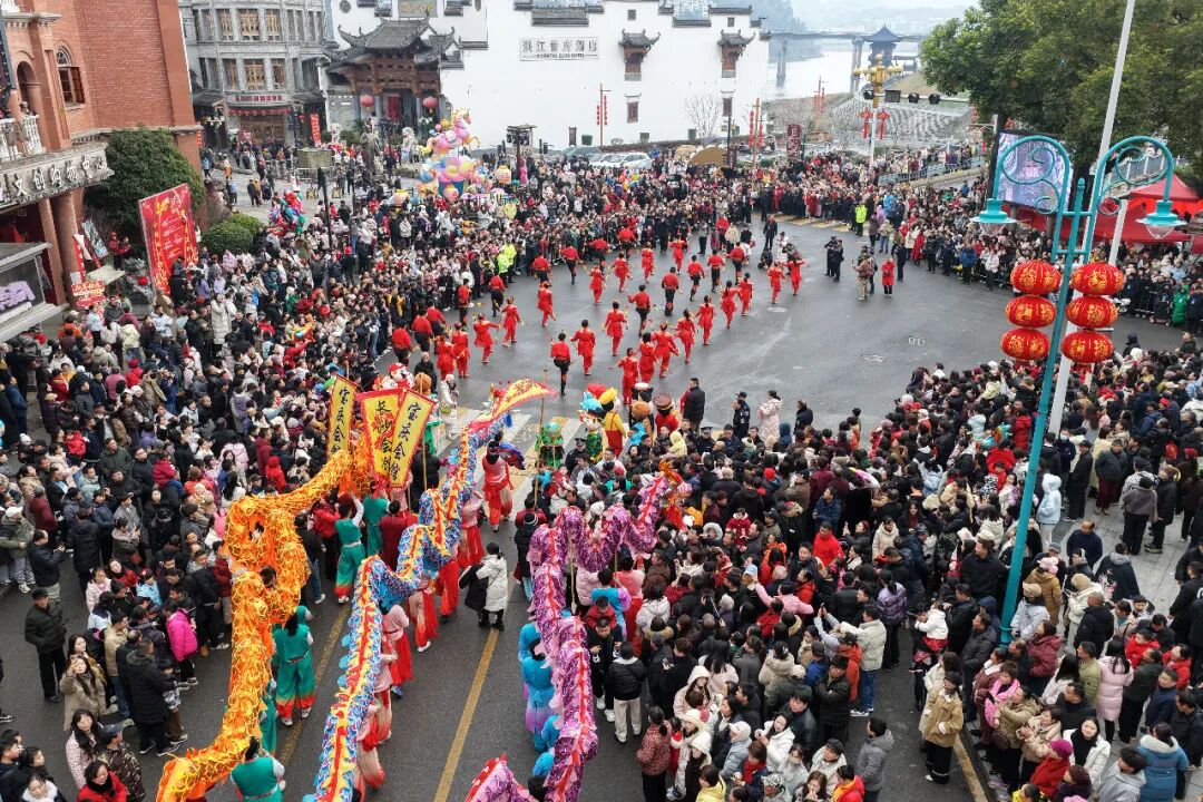 龙狮巡游迎新春 千年商城年正浓——2026洪江区“龙腾古城”春节巡游盛大开启