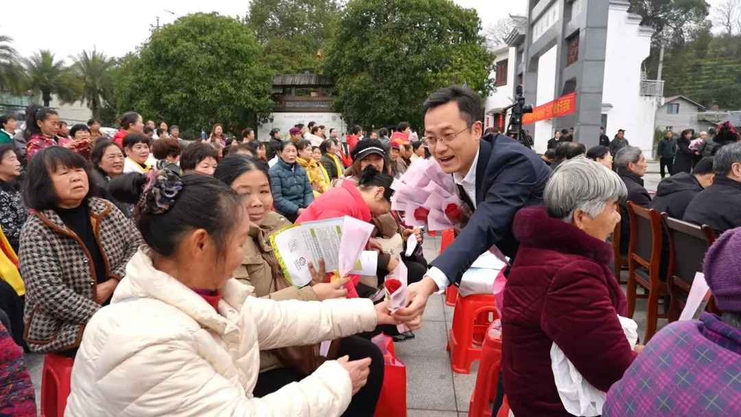 法治护芳华 巾帼展风采