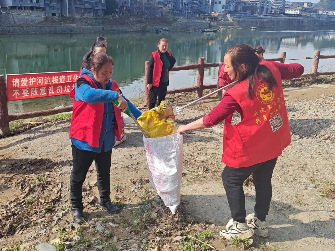 弘揚(yáng)雷鋒精神  扮靚城市風(fēng)貌
