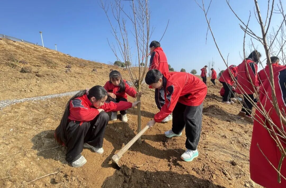 春日植新綠，童心護家園