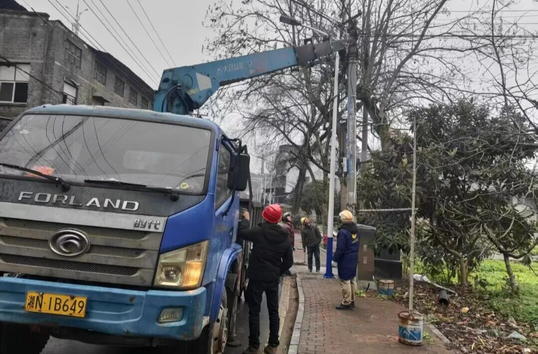 路燈換新更明亮，部門協(xié)作暖民心