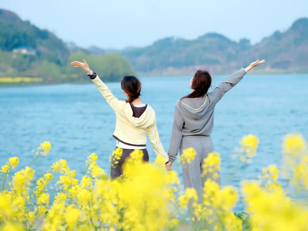 金色灘頭春來早，一江沅水抱花流