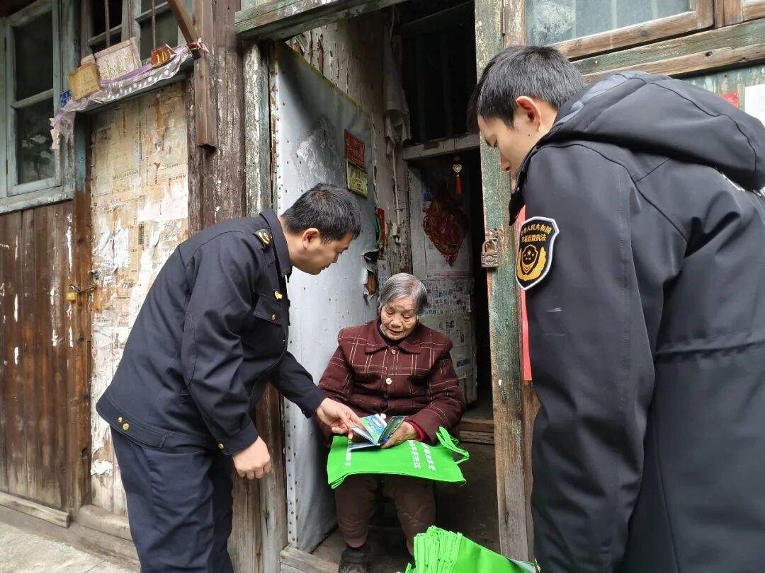 警惕“免费听课领礼品”“专家一对一指导”“社群专属低价”等陷阱！！！