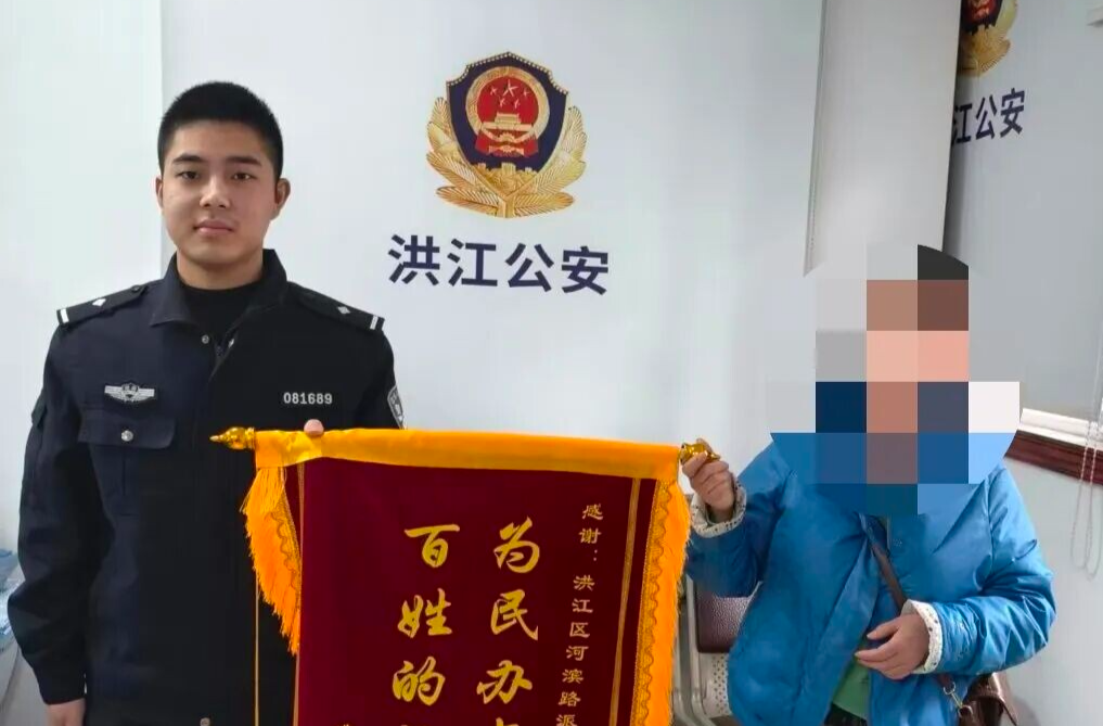扫码付款“断了线” 民警相助解“油”愁