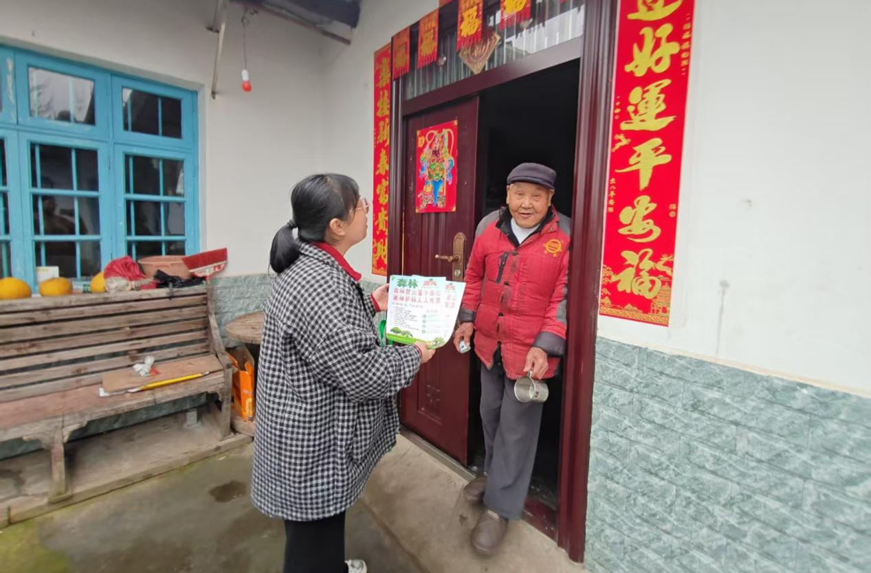 清明防火護(hù)青山 志愿同行守平安