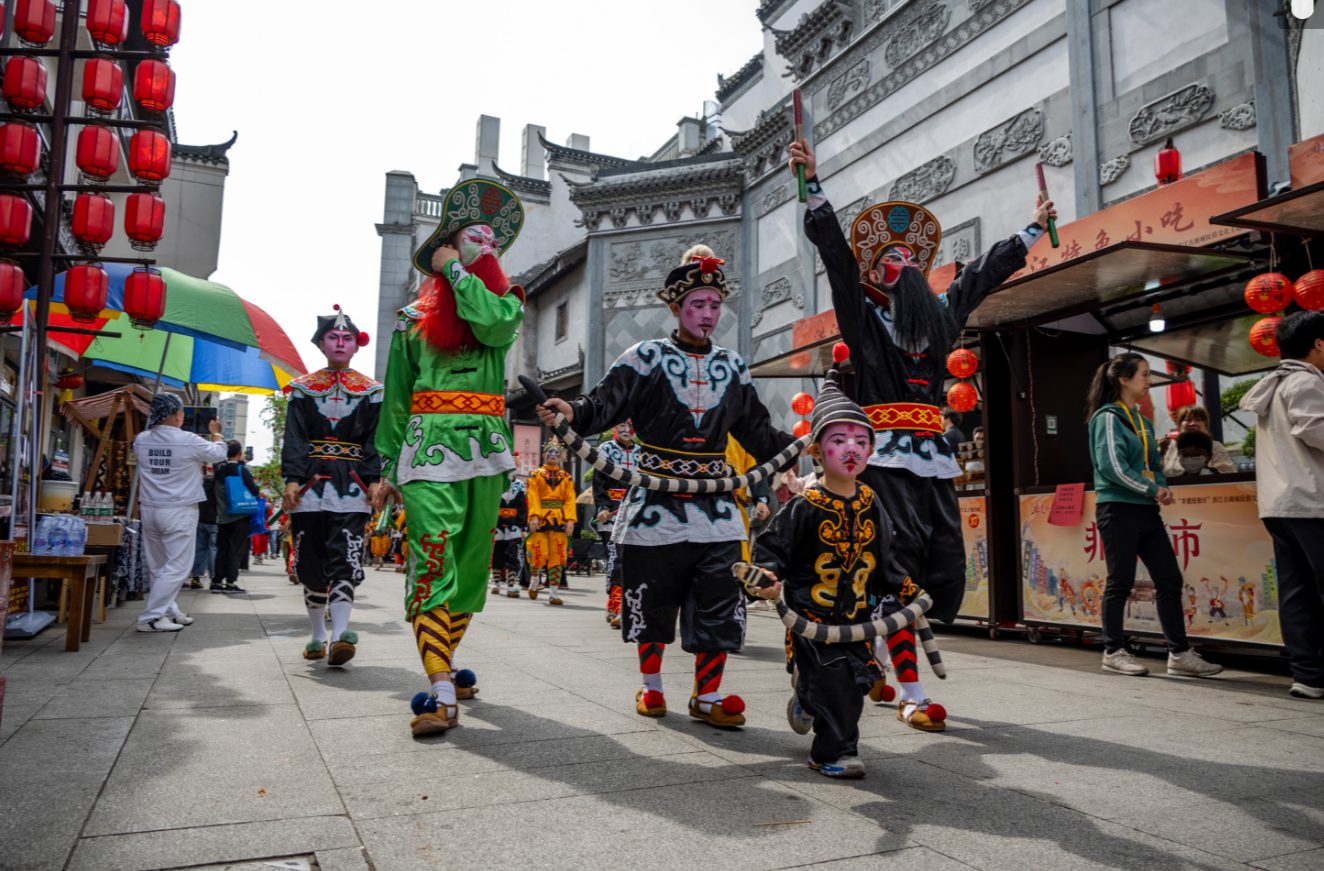 南北非遺匯聚洪江，千年商城上演巡游盛宴