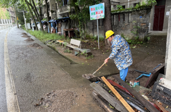 及時(shí)清淤通溝渠 為民解憂暖民心