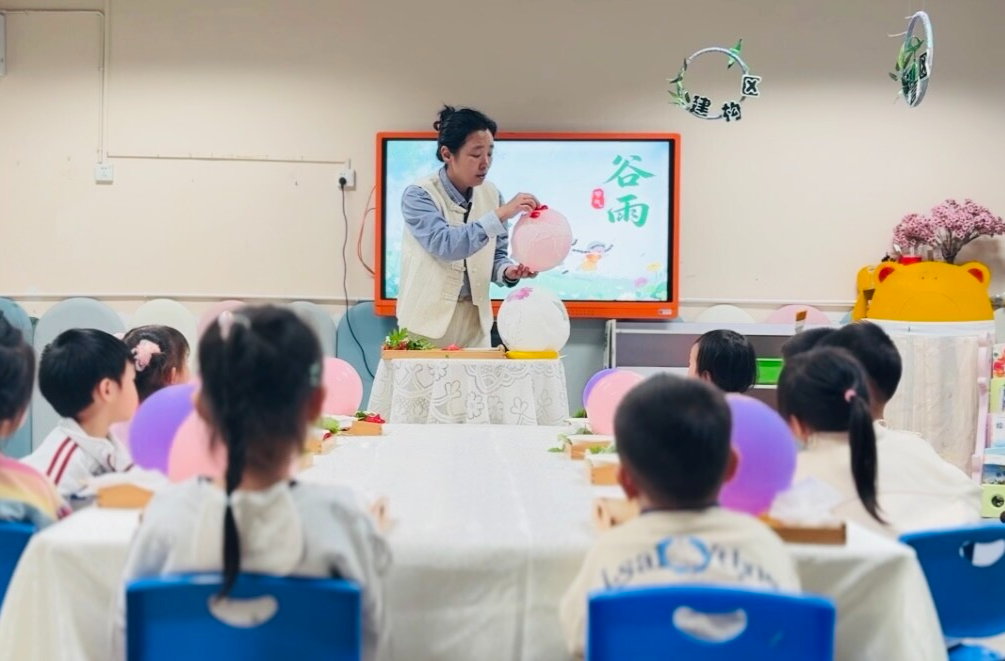谷雨時節(jié)，孩子們把春天裝進(jìn)花草燈里
