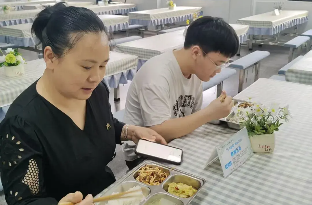 家長進(jìn)校園  品餐贊服務(wù)