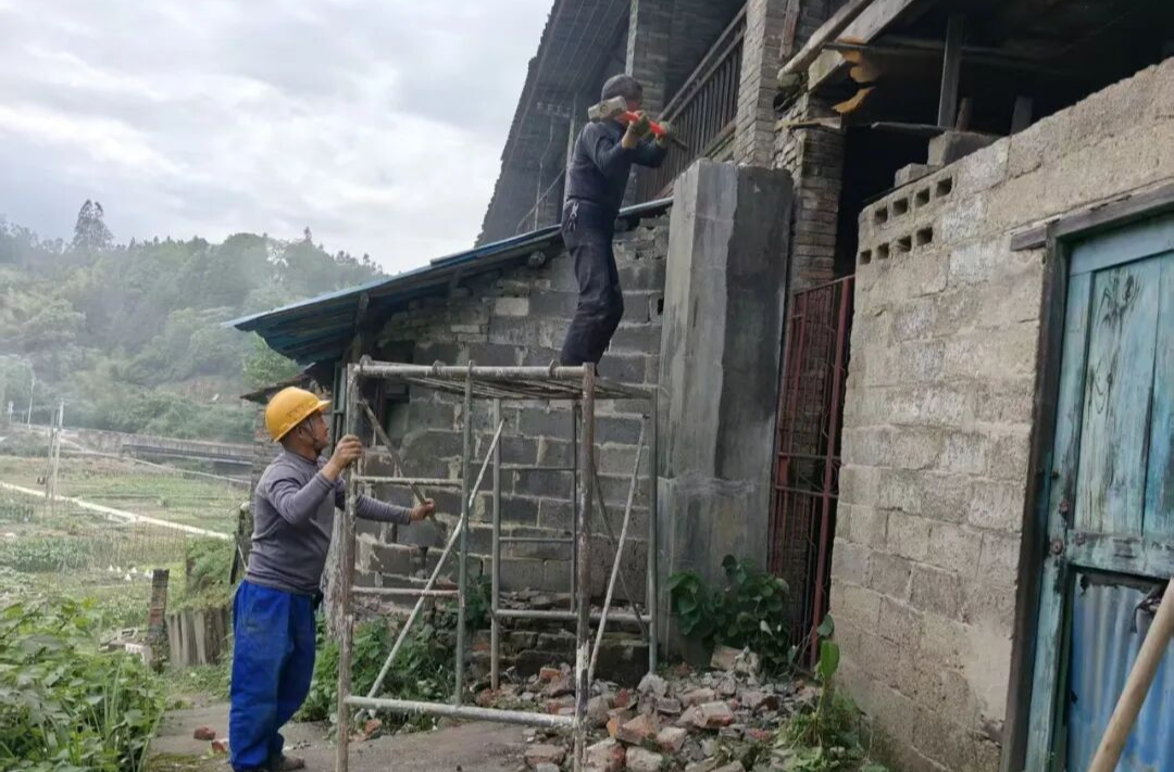 拆除破损水管  消除安全隐患