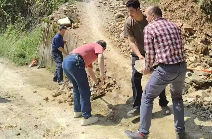 党员干部齐上阵 清理路障解民忧