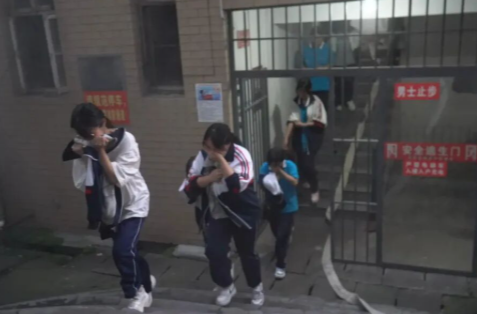 消防演练进宿舍 筑牢校园“防火墙”