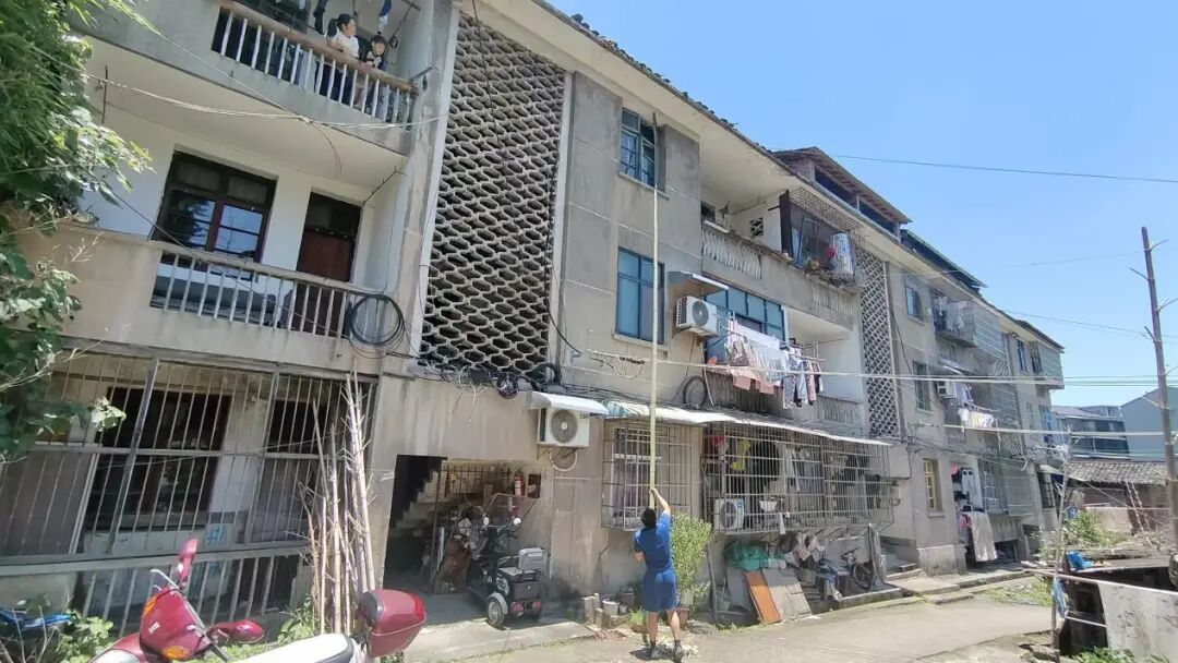 懸窗懸空存隱患 快速聯(lián)動除險情